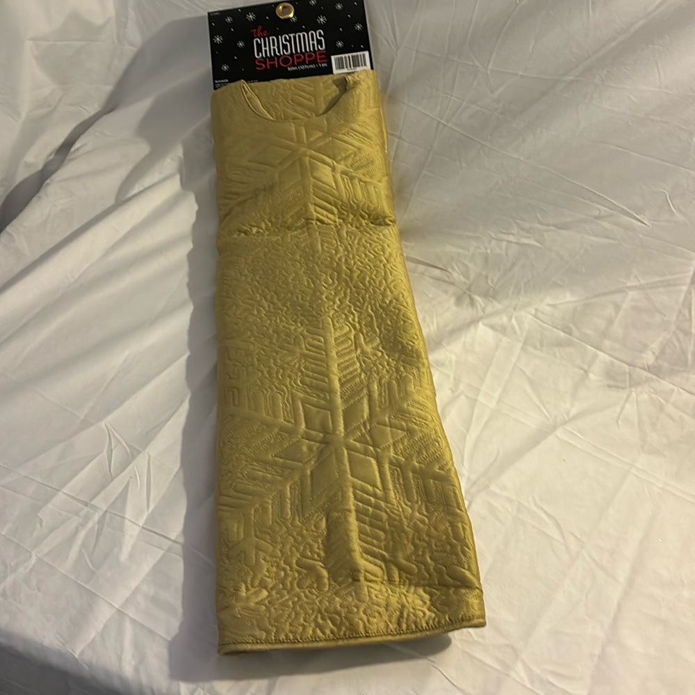 NWT The Christmas Shoppe 50” Gold Tree Skirt